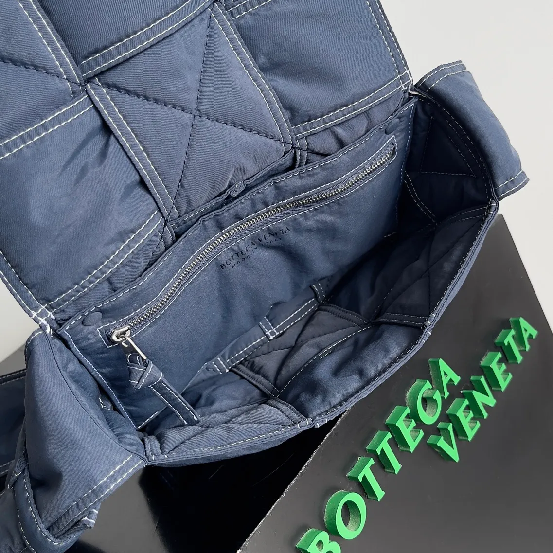 Batch 1400 BOTTEGA VENETA space down bag comes in small size🤩🤩Same size for men and women, super good-looking, air down is light and unique, nylon material makes the overall texture of the bag, really versatile and practical. Style number: 795675 (755182) Size: 23*14*7.5cm